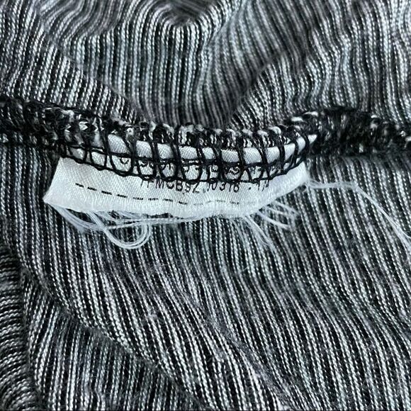 Guess Sandrine Off Shoulder Black and White Striped Ruffled Keyhole Blouse Sz S - Picture 10 of 13